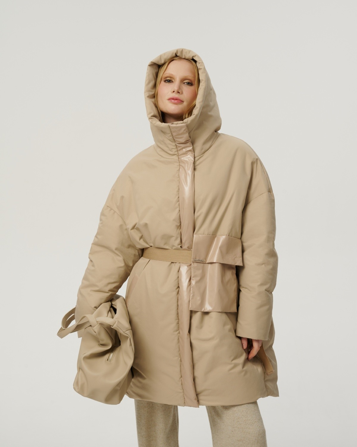 пуховик оверсайз на молнии с капюшоном