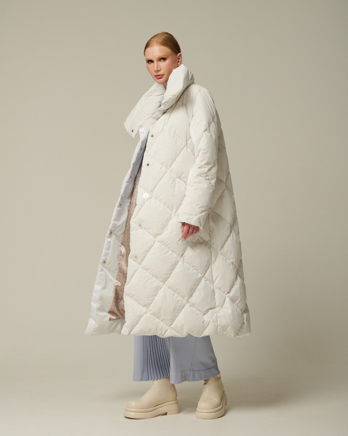 стеганое ромбами пуховое пальто