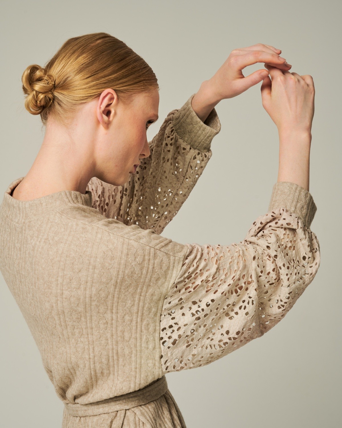 платье с кружевными рукавами