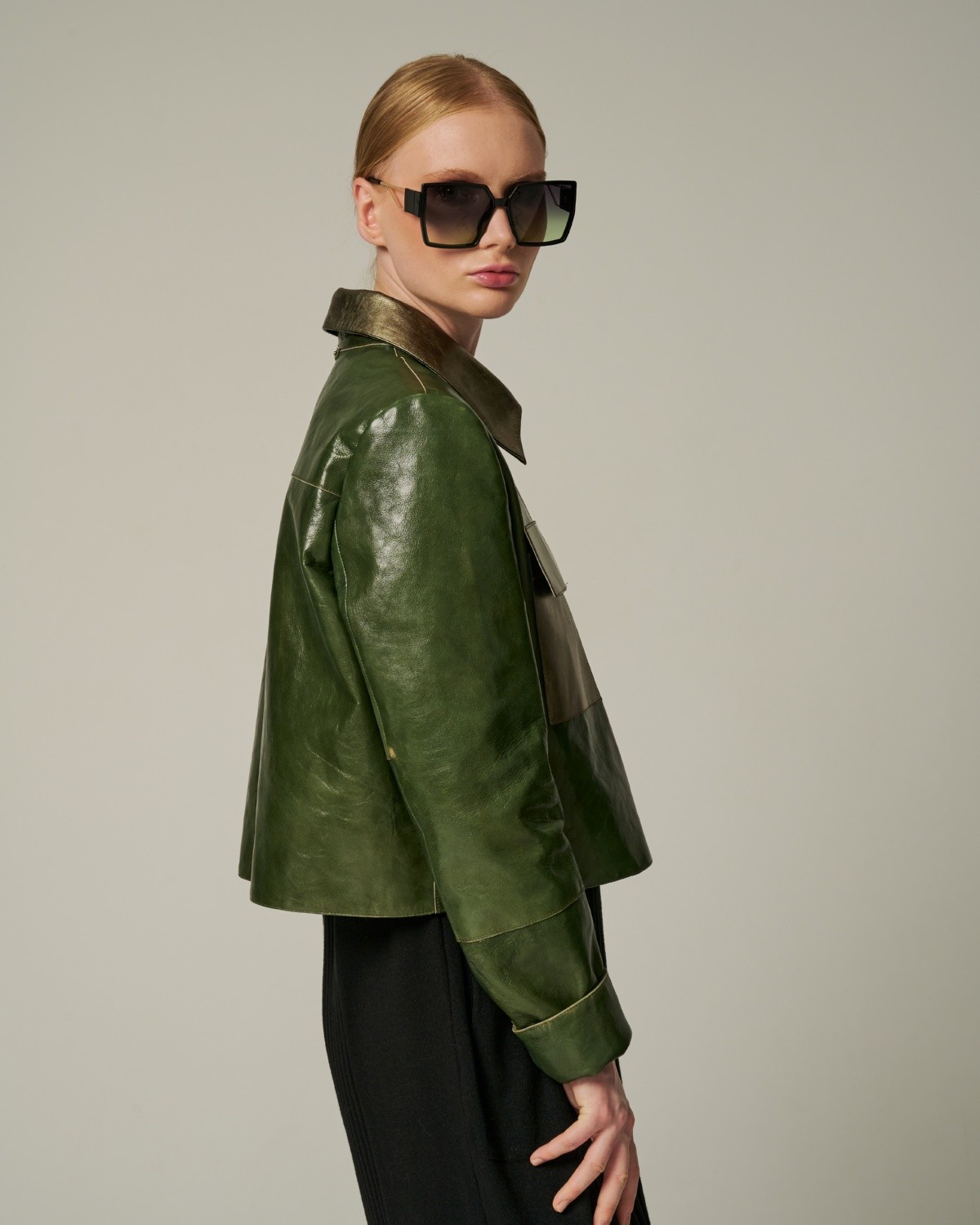 укороченная кожаная куртка