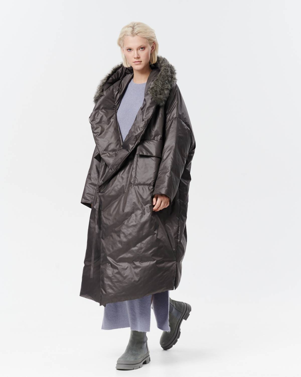 пальто пуховое с воротником из натурального меха горной козы